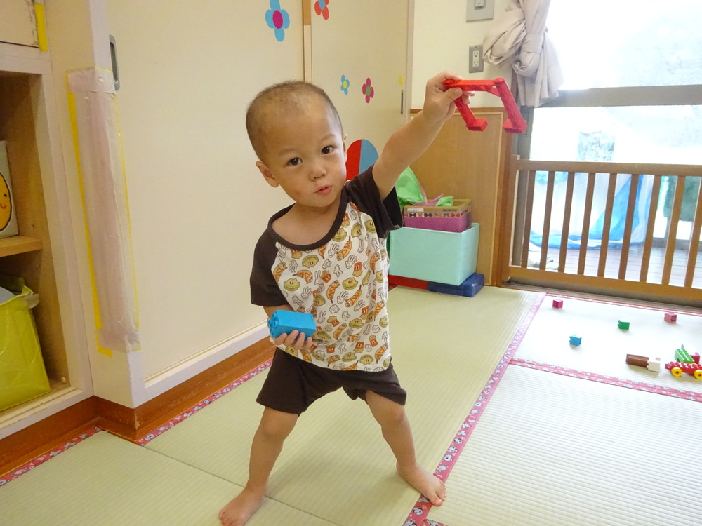 レゴブロックで遊ぶ子ども (1)