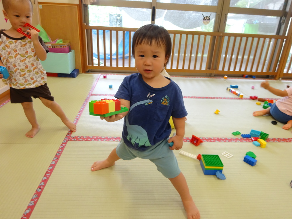 レゴブロックで遊ぶ子ども (2)
