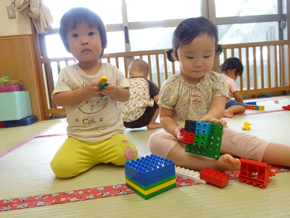 レゴブロックで遊ぶ子ども (3)
