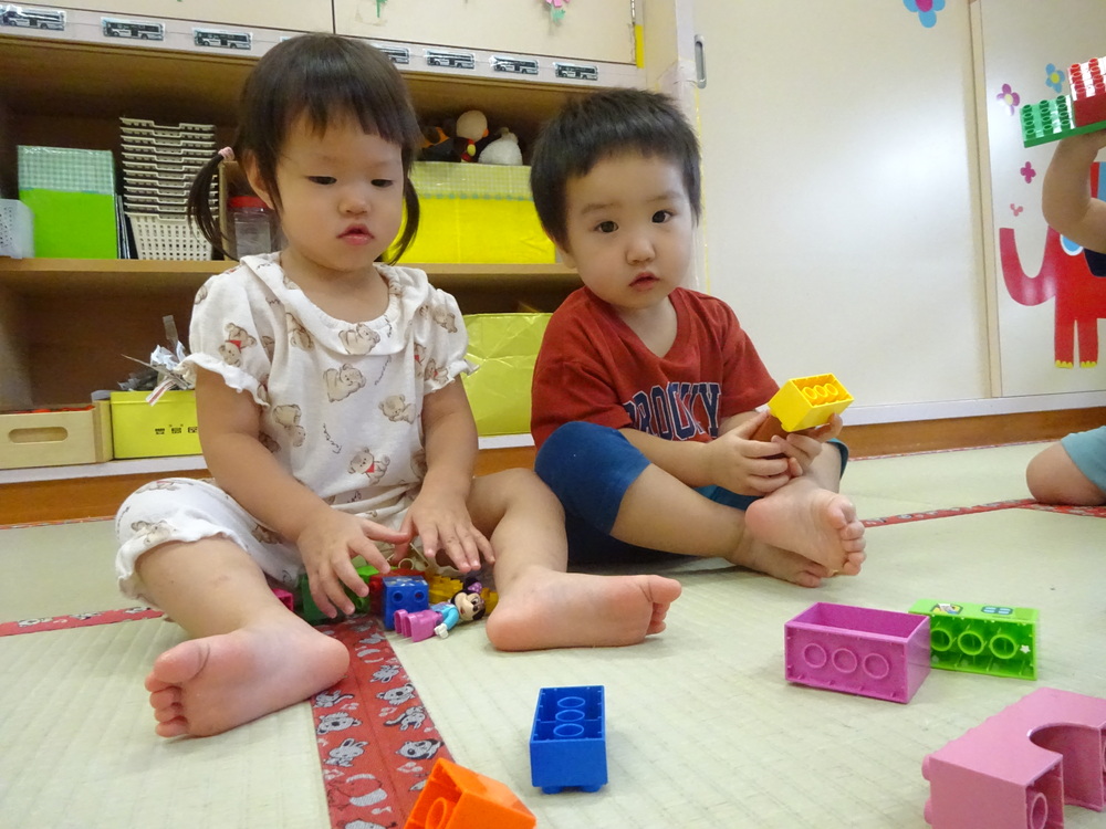 レゴブロックで遊ぶ子ども (4)