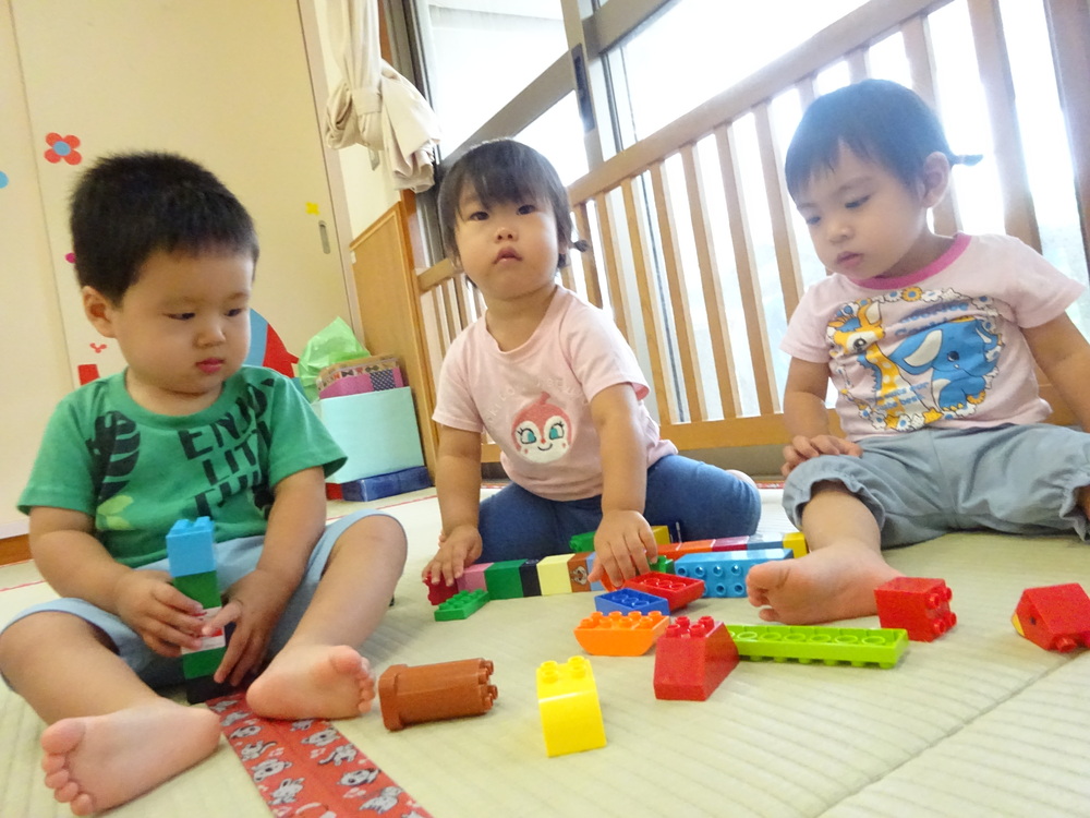 レゴブロックで遊ぶ子ども (6)