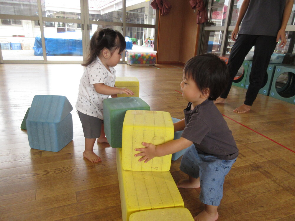 遊戯室で遊ぶ様子