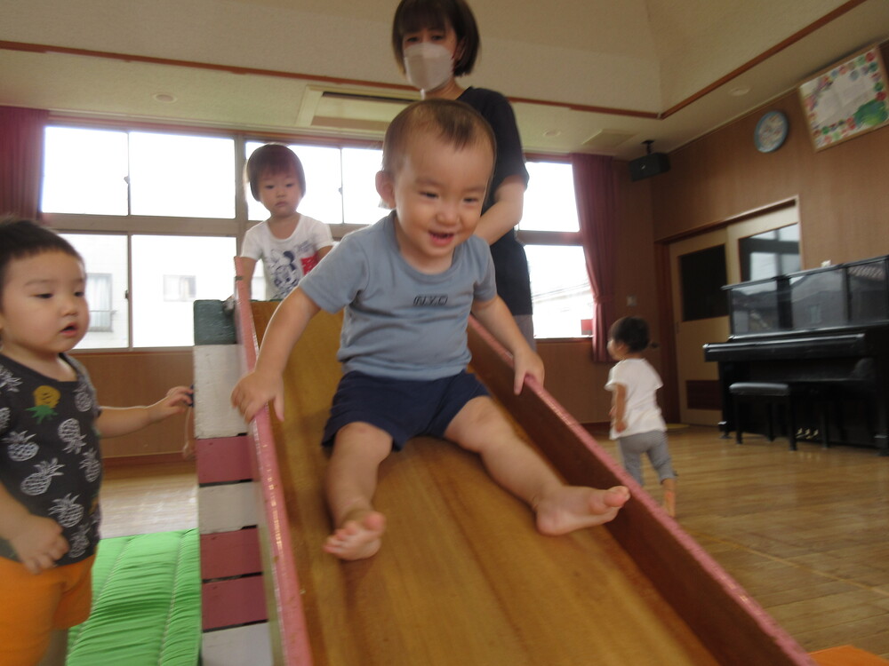 遊戯室で遊ぶ様子