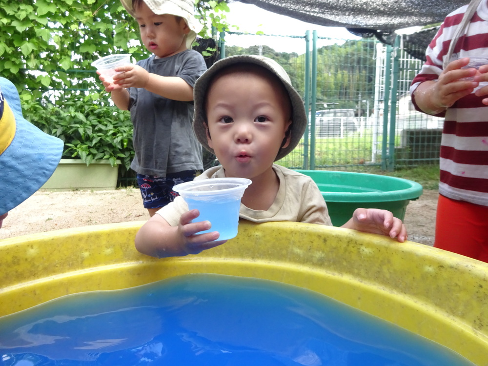 色水で遊んでいる子ども (1)