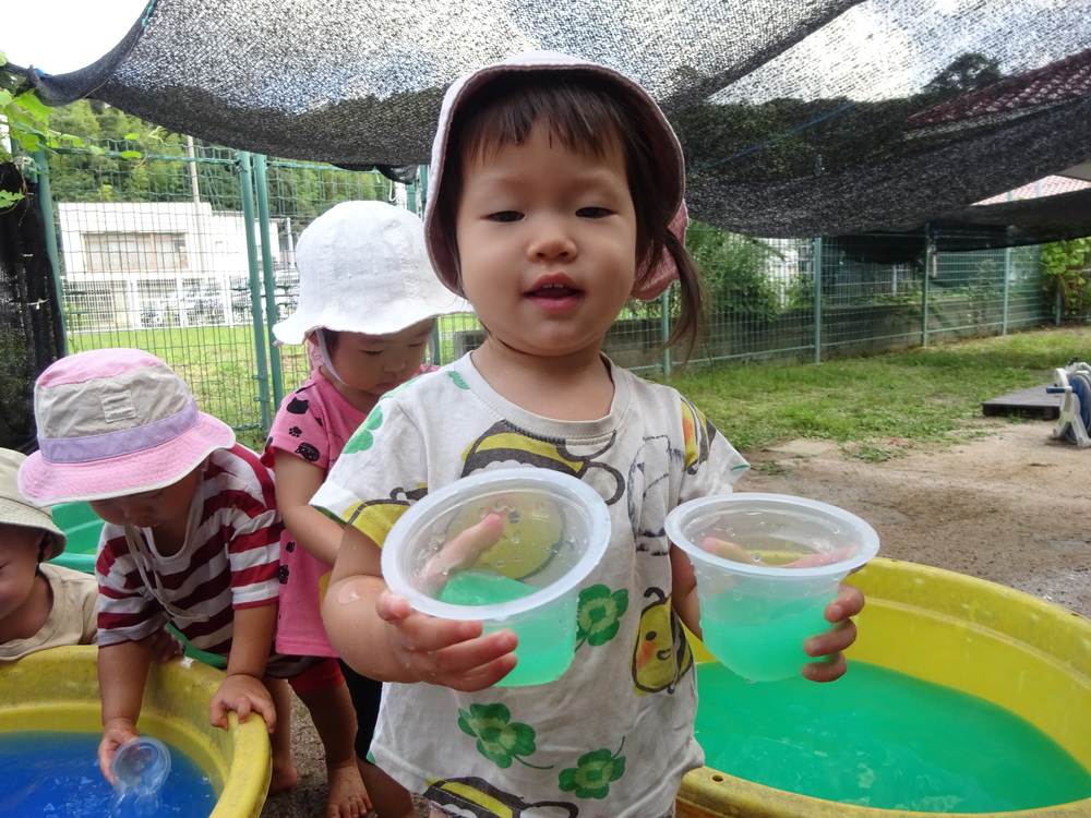 色水で遊んでいる子ども (2)