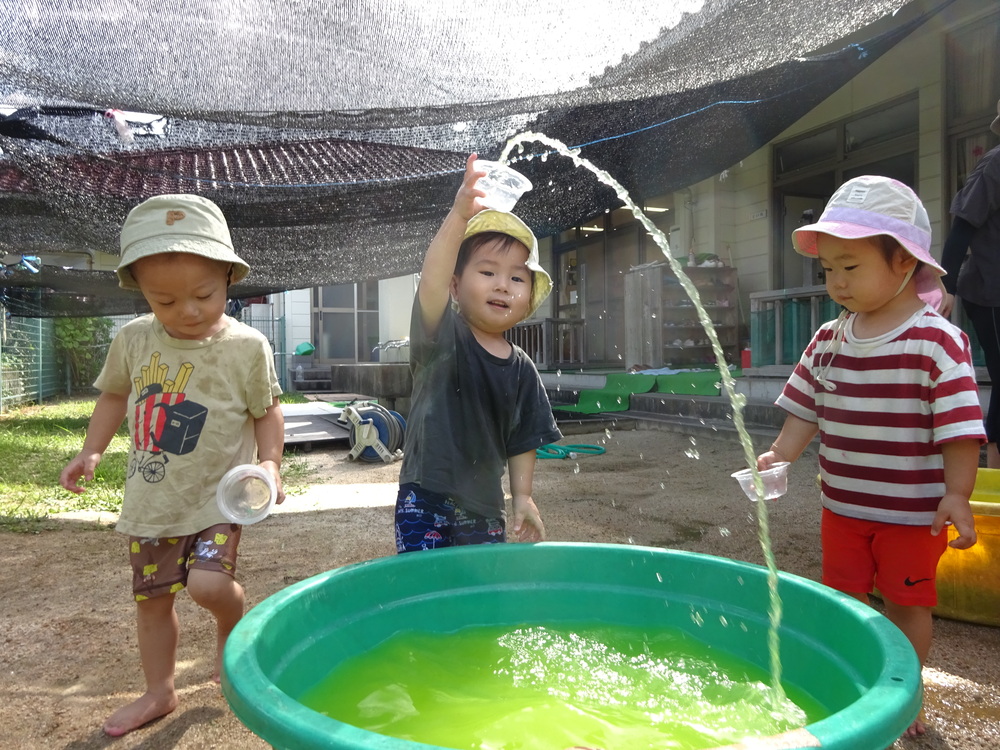 色水で遊んでいる子ども (3)