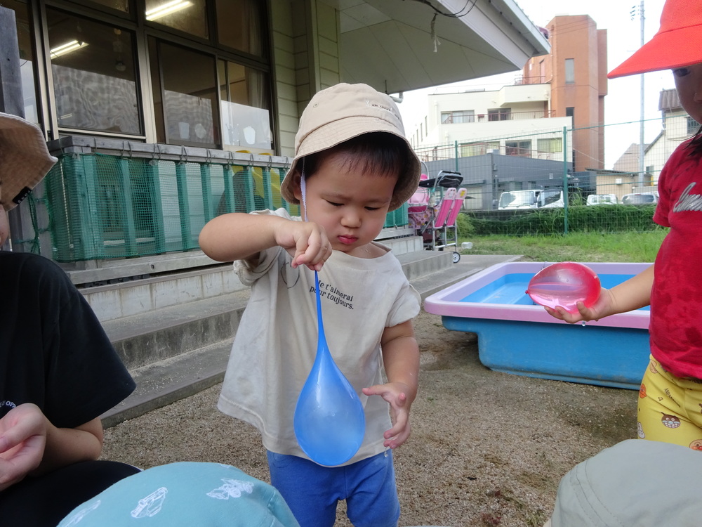 水風船で遊んでいる子ども (2)