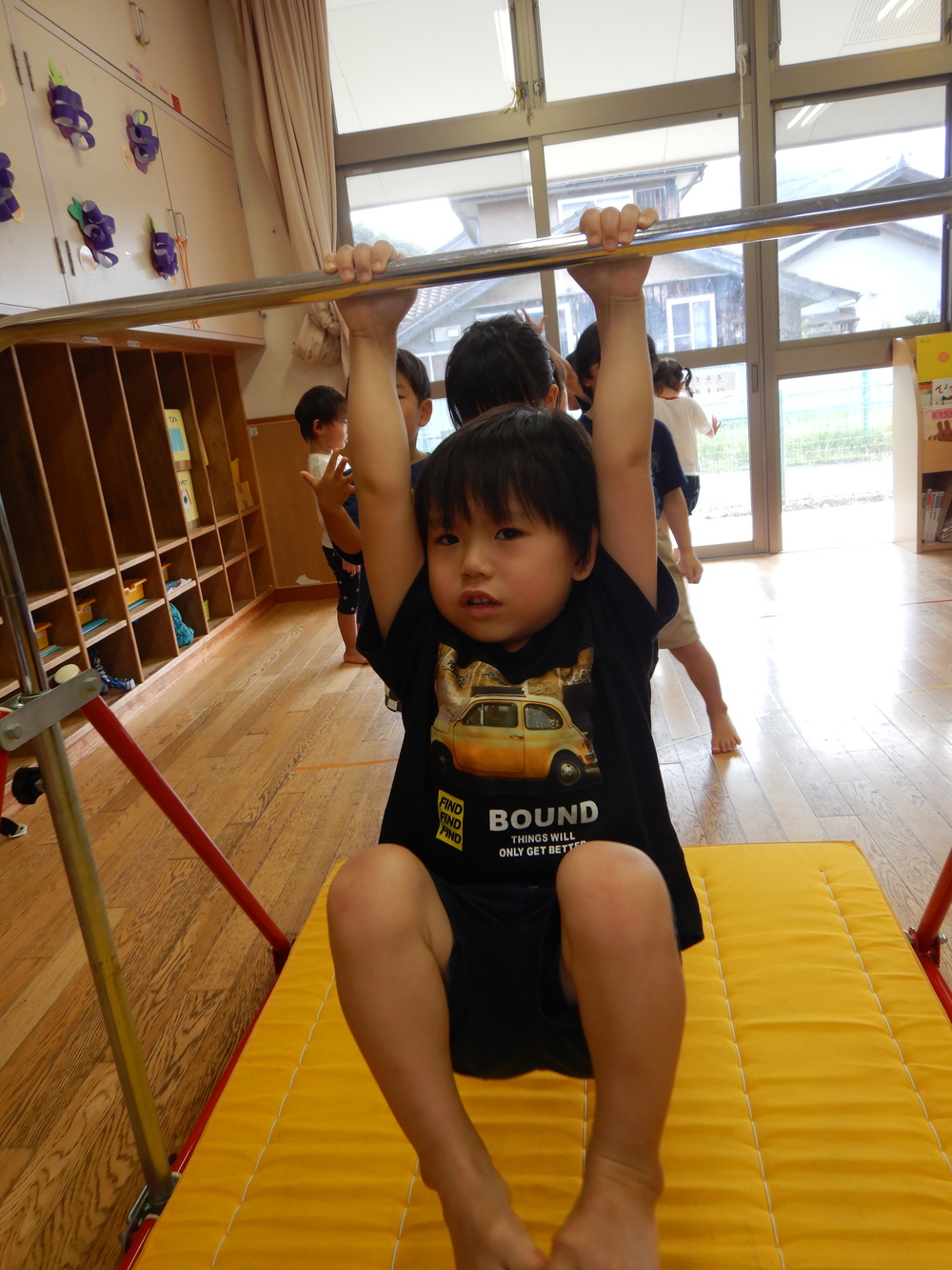 鉄棒をする子ども