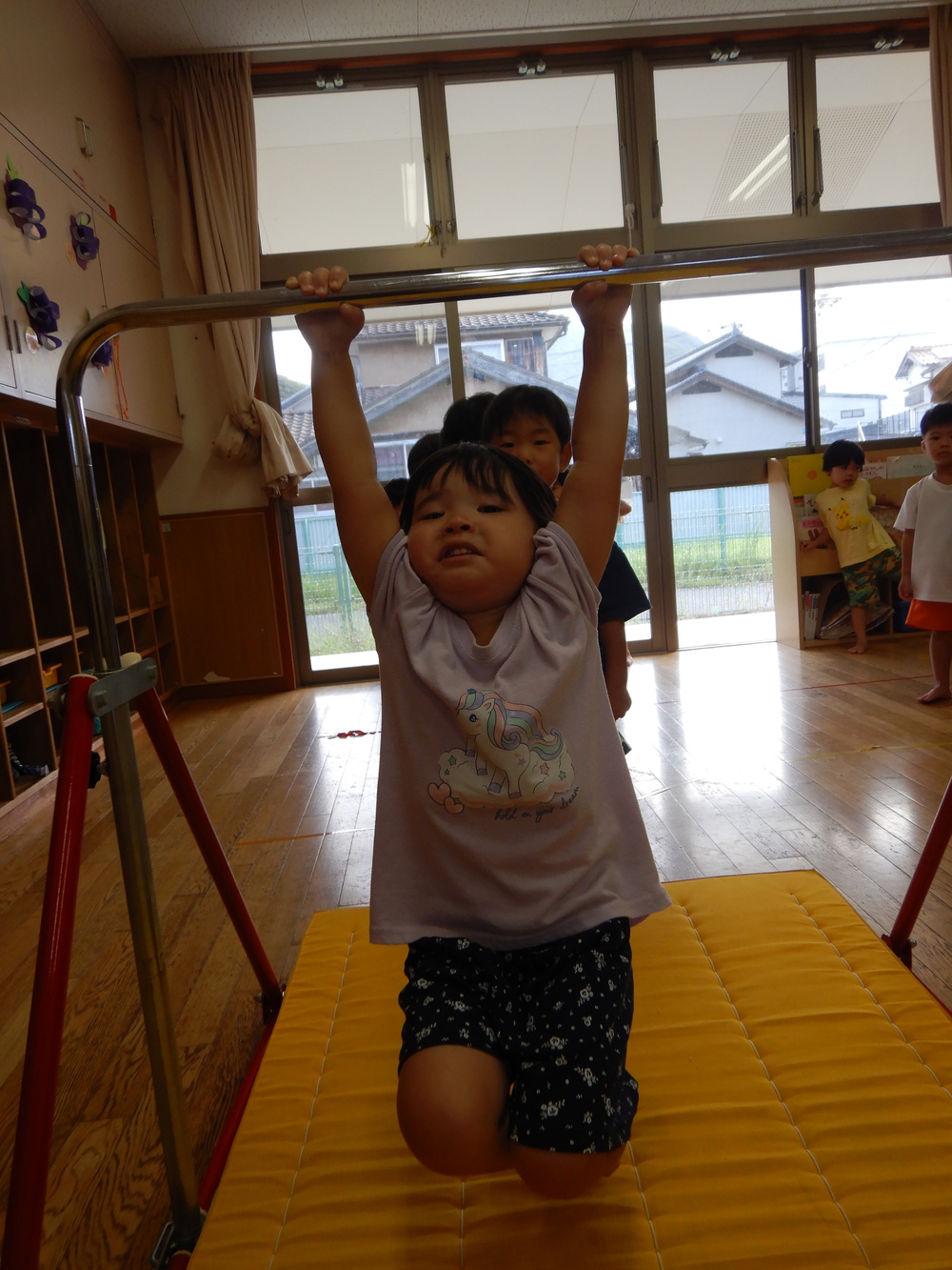 鉄棒をする