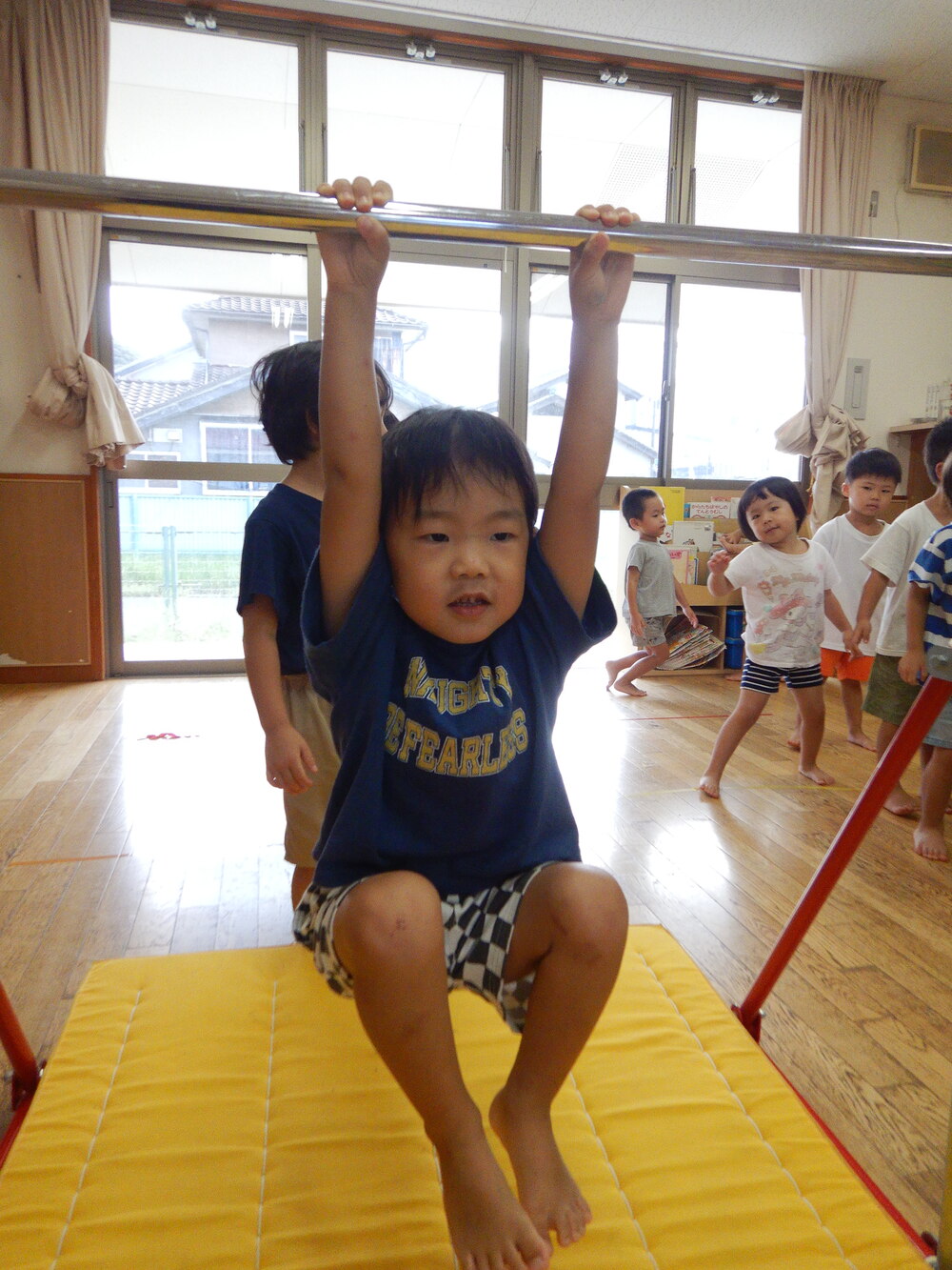 鉄棒をする子ども