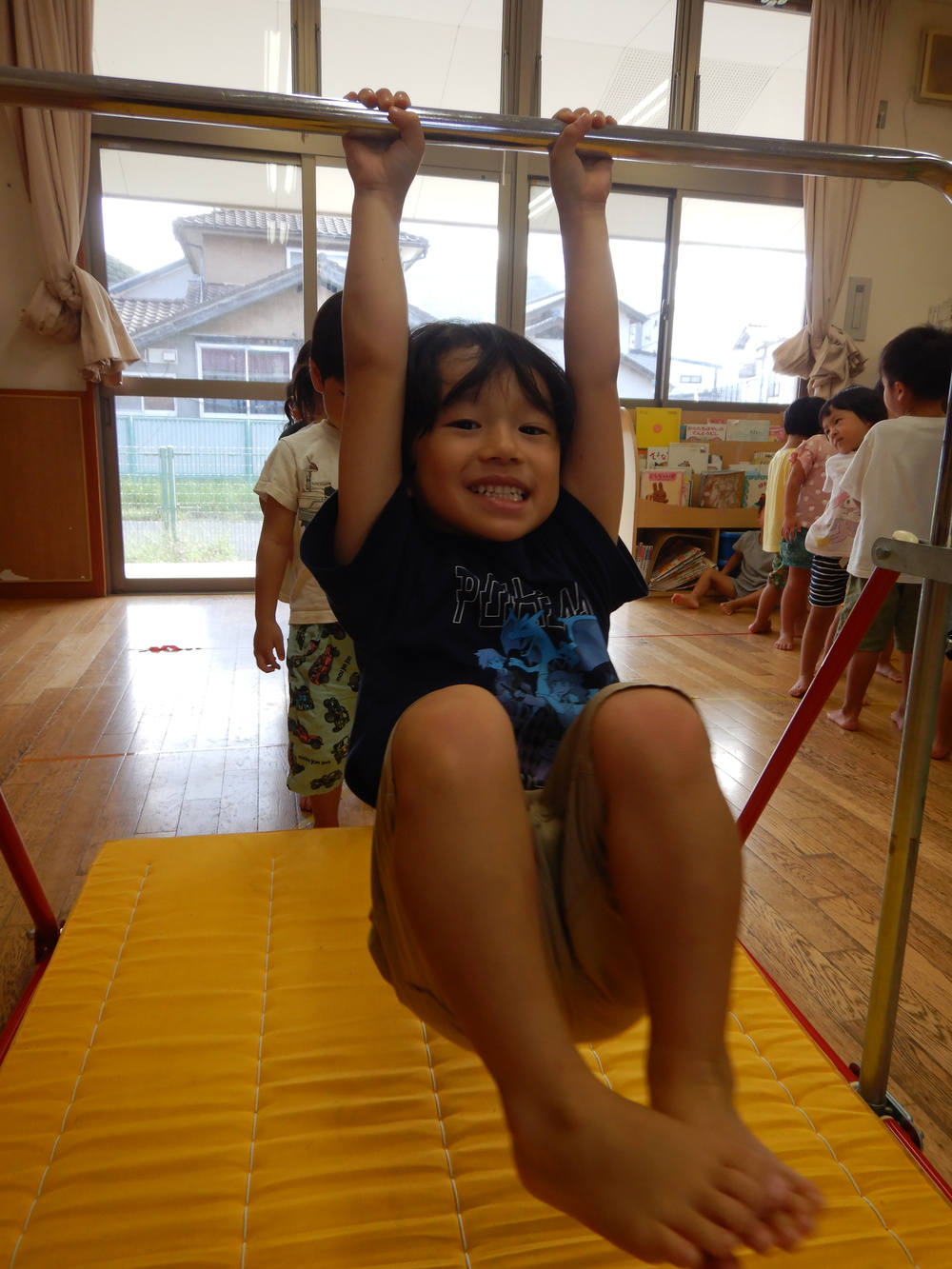 鉄棒をする子ども