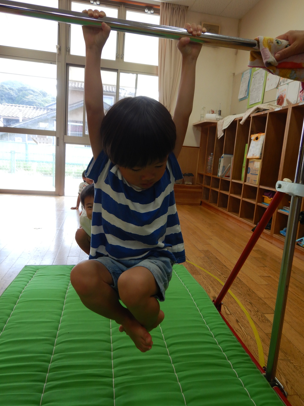 鉄棒をする子ども