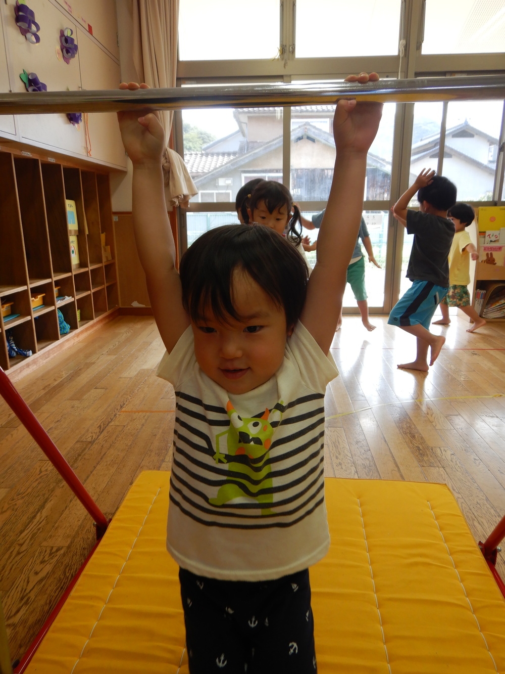 鉄棒をする子ども