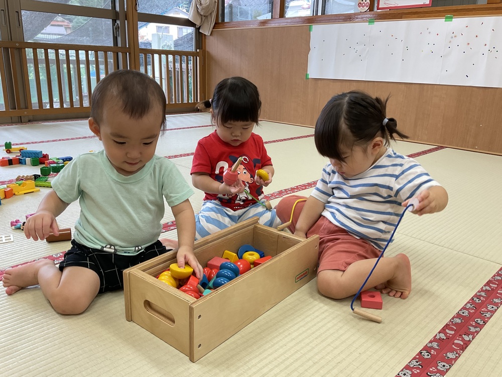 紐通りで遊ぶ様子
