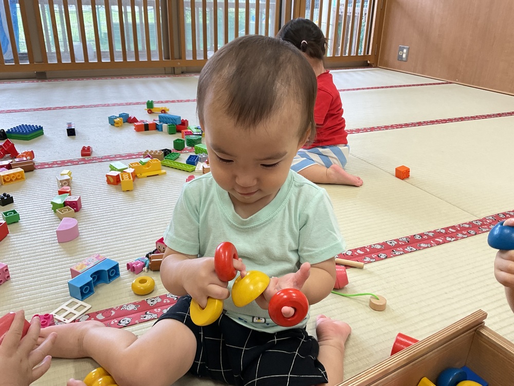 紐通りで遊ぶ様子