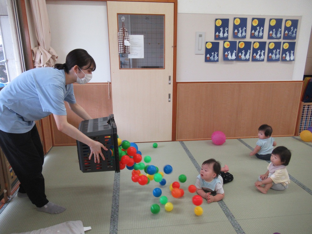 ボールで遊んでいる様子 (7)