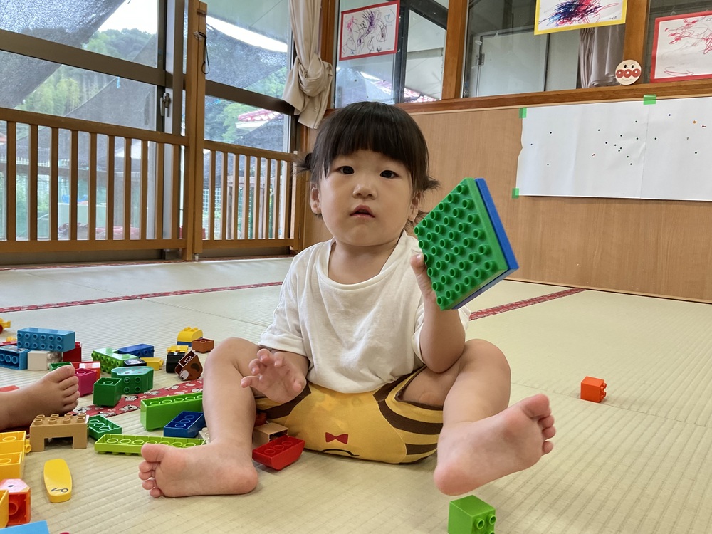 レゴブロックで遊ぶ様子