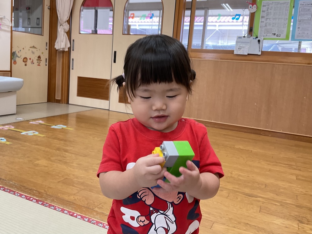 レゴブロックで遊ぶ様子