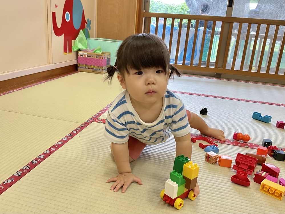 レゴブロックで遊ぶ様子