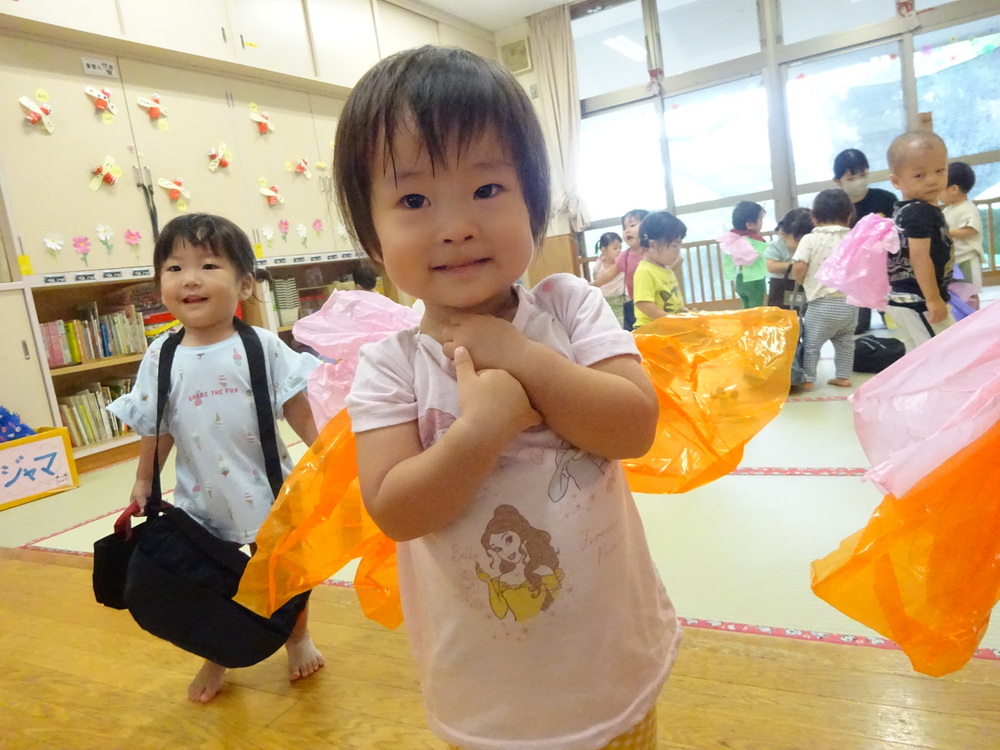 蝶々に変身して遊ぶ子ども (1)