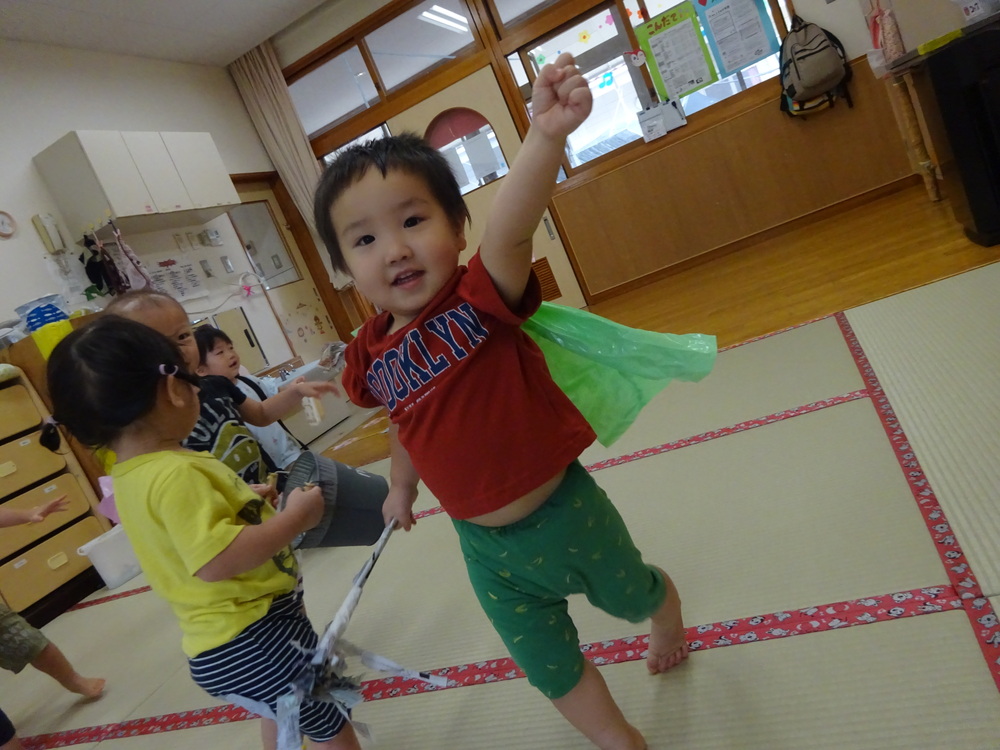 蝶々に変身して遊ぶ子ども (2)