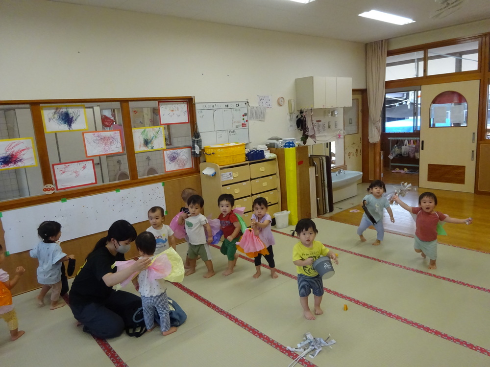 蝶々に変身して遊ぶ子ども (3)