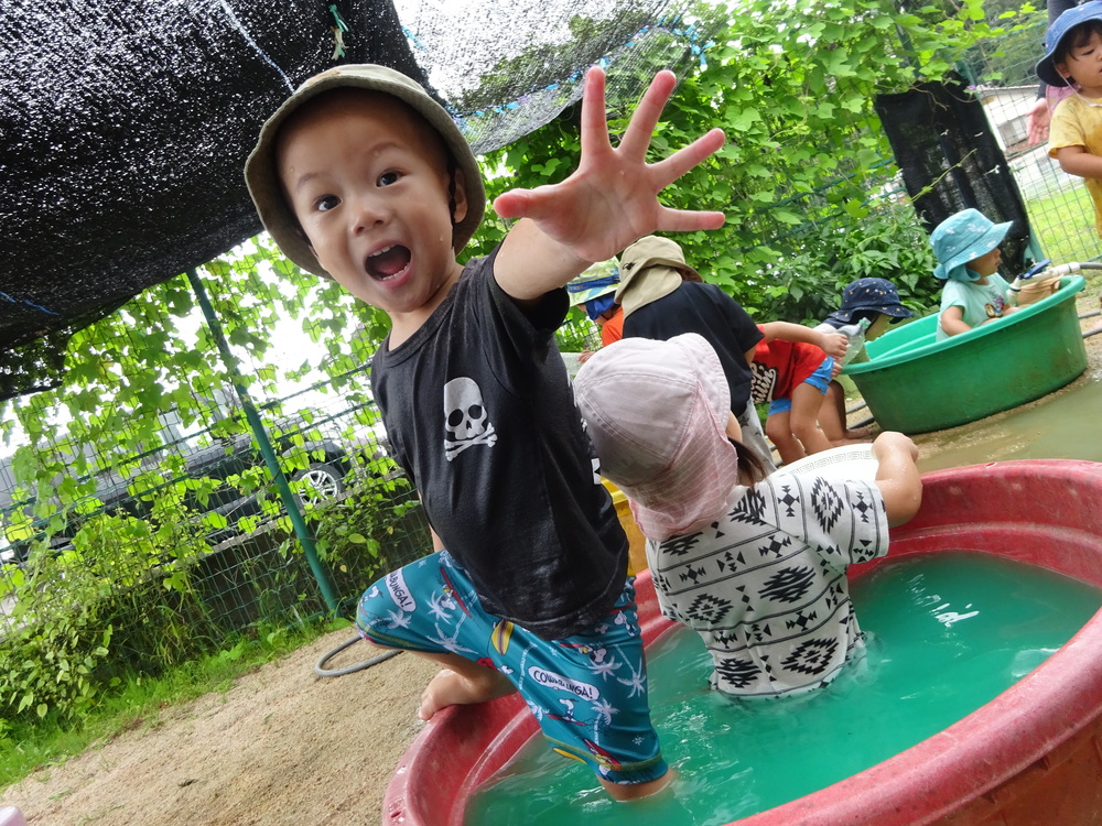 泥んこ遊びをする子ども (5)