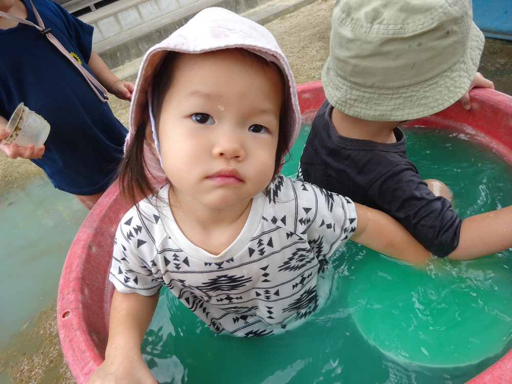泥んこ遊びをする子ども (6)