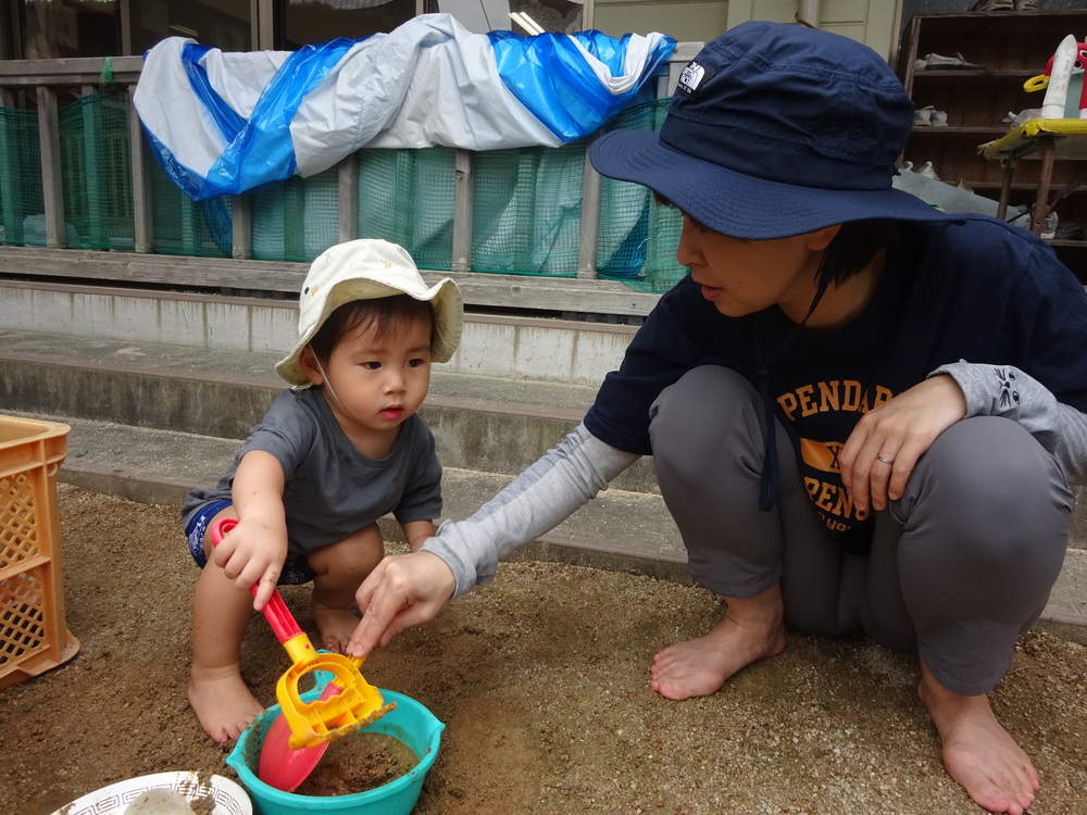 泥んこ遊びをする子ども (7)