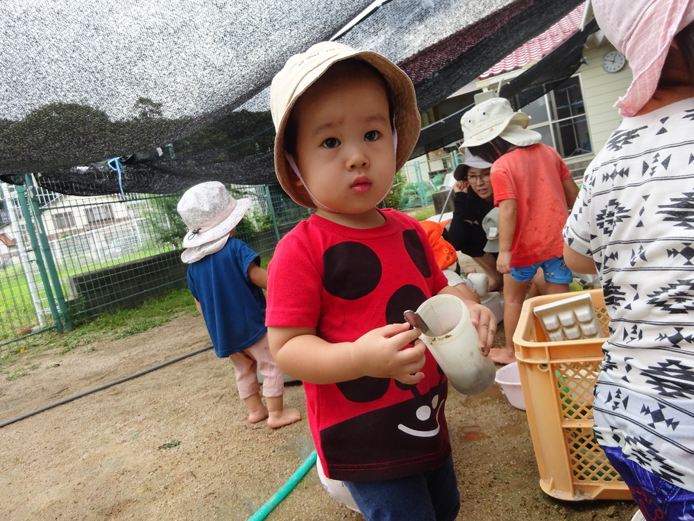 泥んこ遊びをする子ども (3)