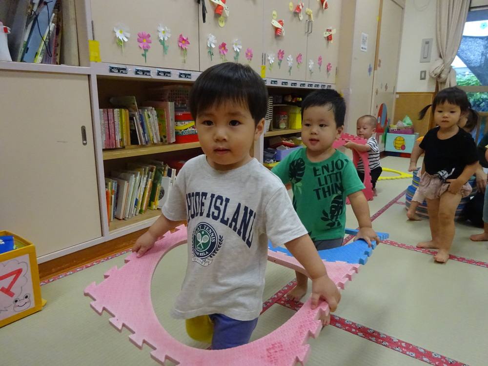 プラポイントで遊んでいる子ども (1)