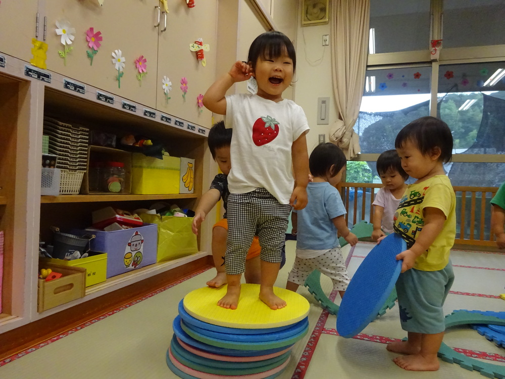 プラポイントで遊んでいる子ども (2)