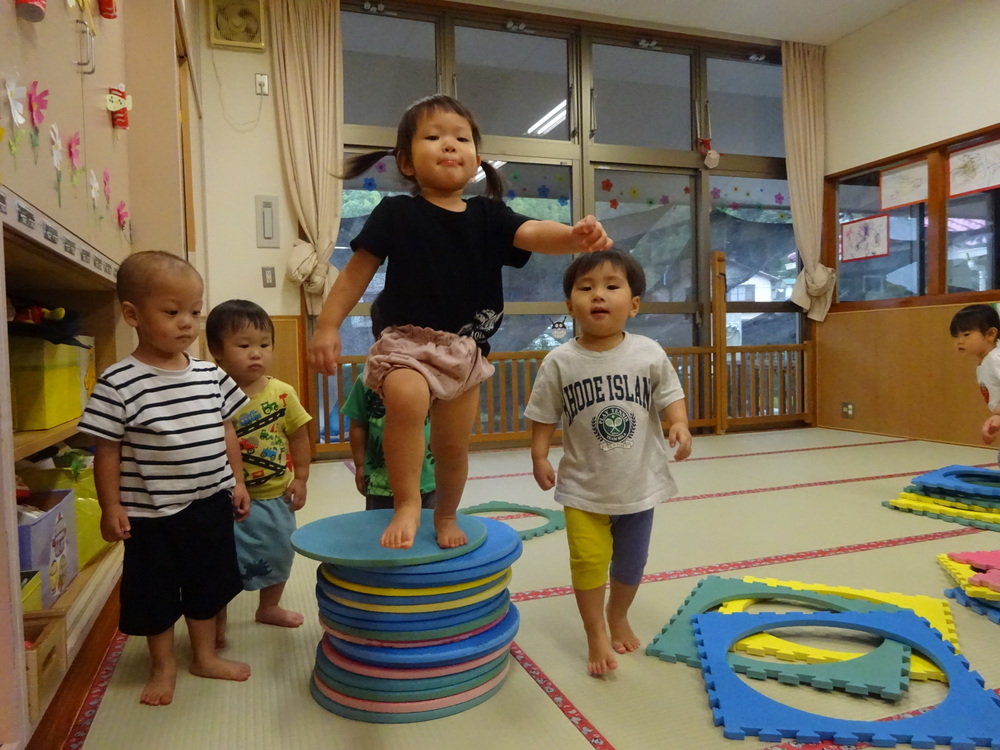 プラポイントで遊んでいる子ども (3)