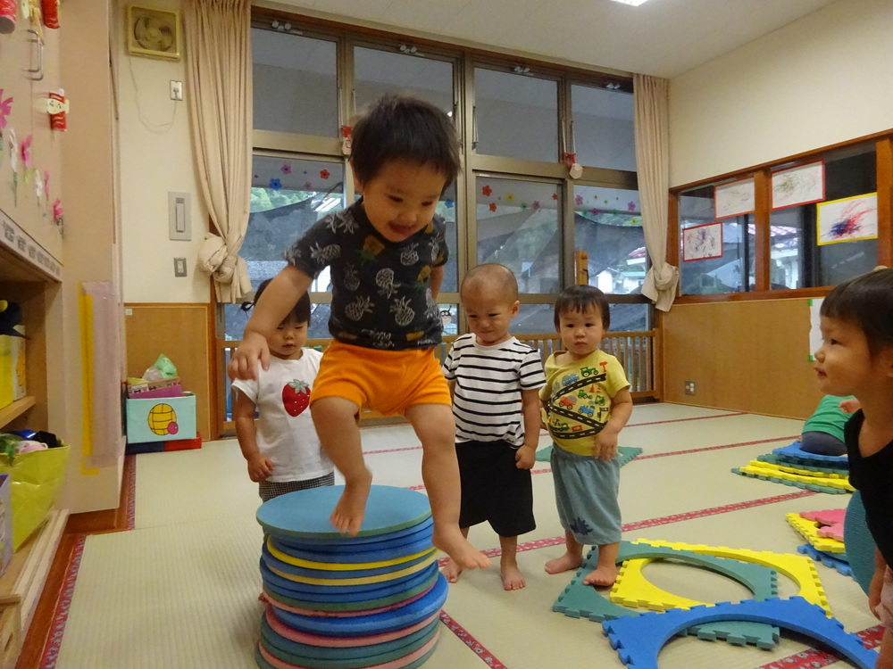 プラポイントで遊んでいる子ども (4)