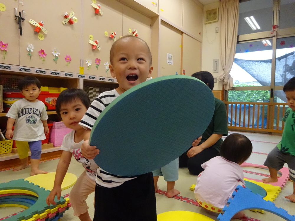 プラポイントで遊んでいる子ども (5)
