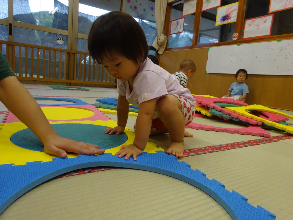 プラポイントで遊んでいる子ども (6)