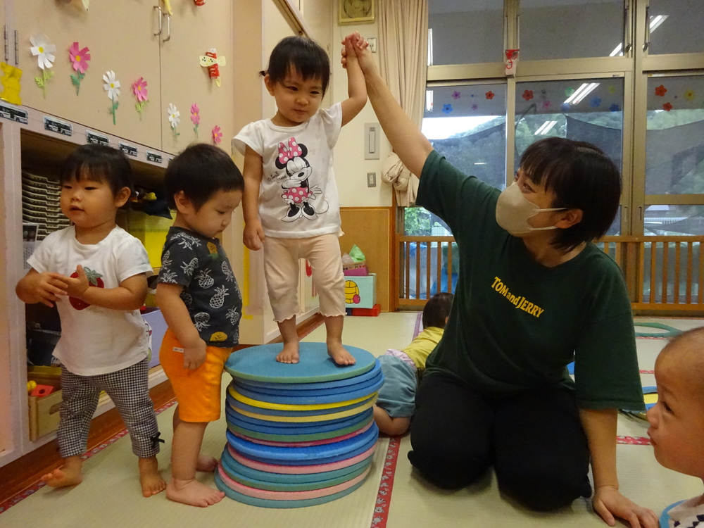 プラポイントで遊んでいる子ども (7)