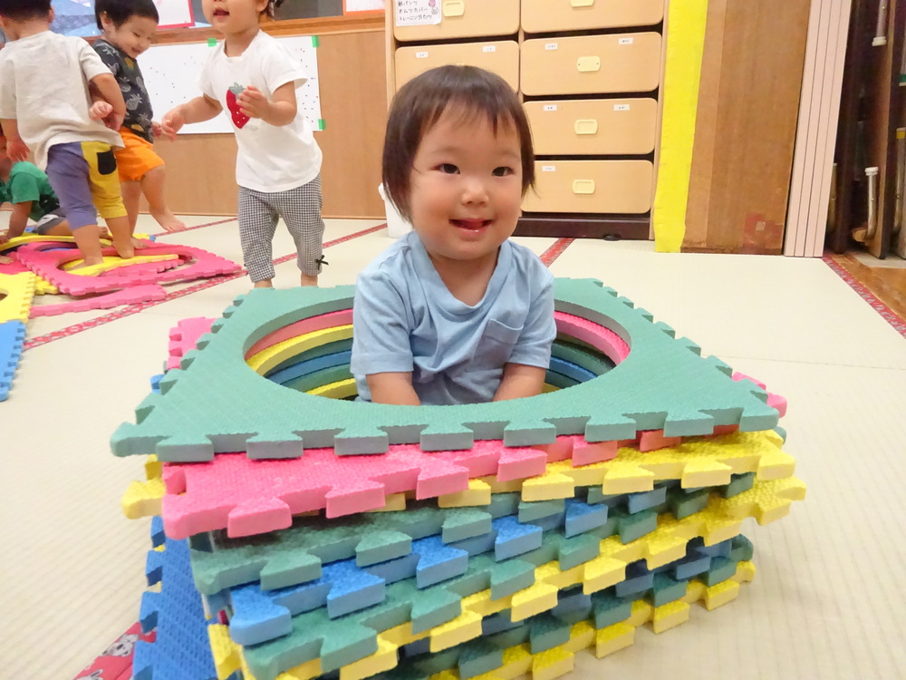 プラポイントで遊んでいる子ども (8)