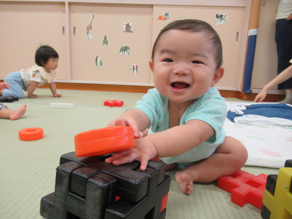 大きな井形ブロックで遊んでいる (10)