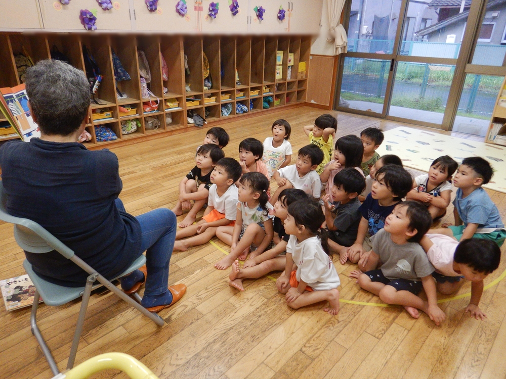 絵本の読み聞かせ