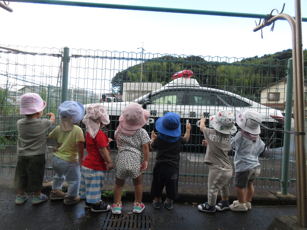 パトカーを見ている