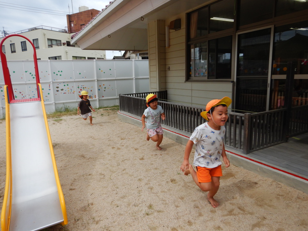 園庭で走っている