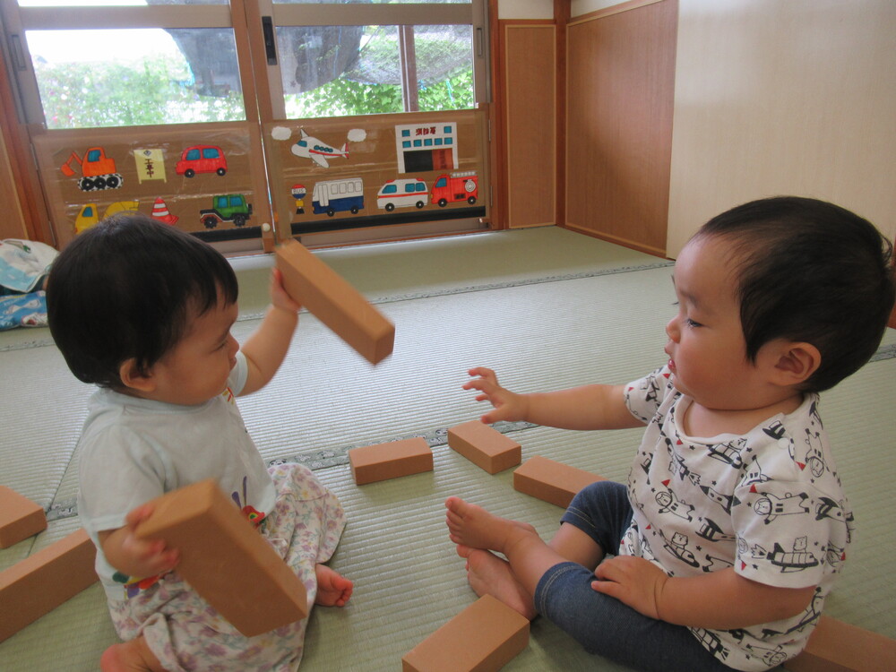 ソフト積み木で遊んでいる様子 (2)