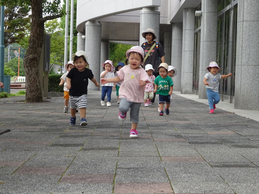 かけっこをしている子どもたち (2)