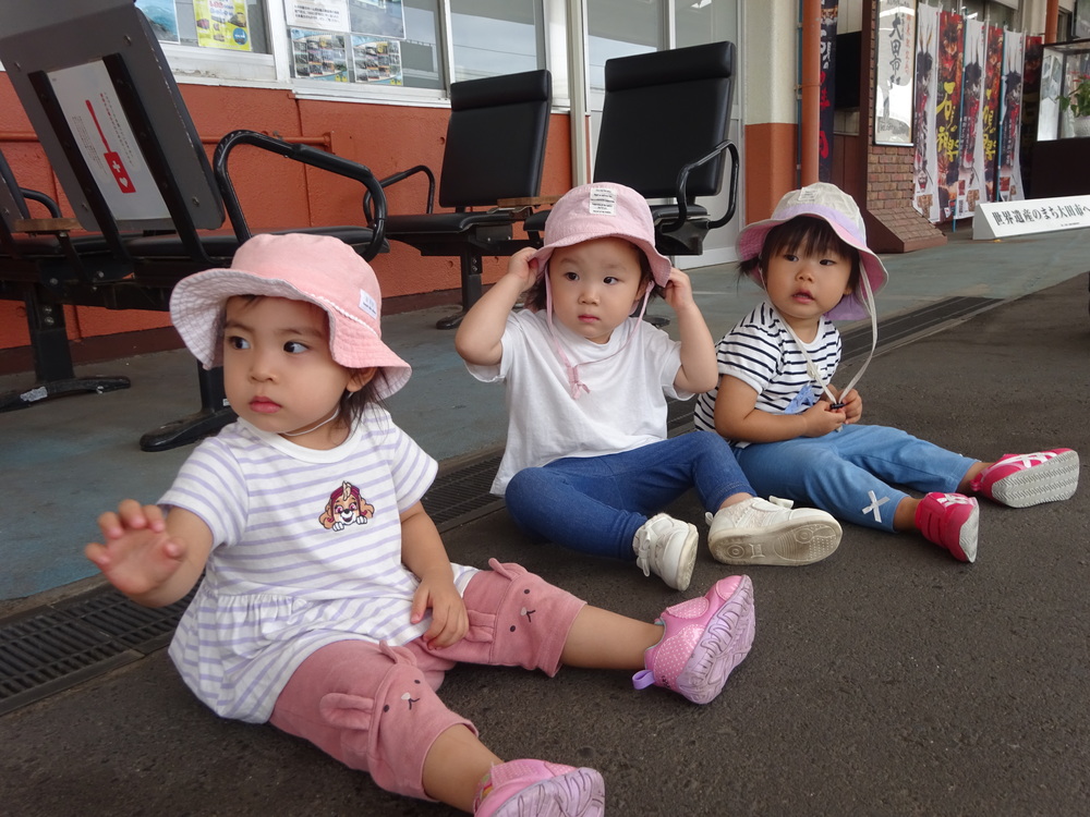汽車を見送る子どもたち (1)