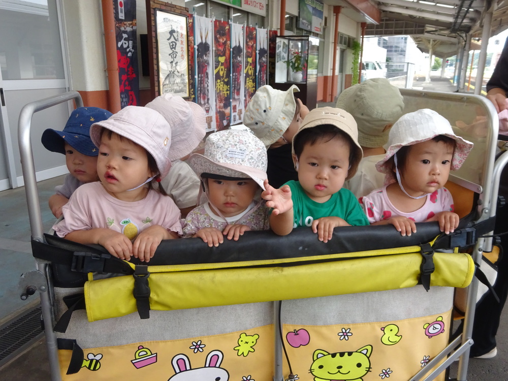 汽車を見送る子どもたち (2)