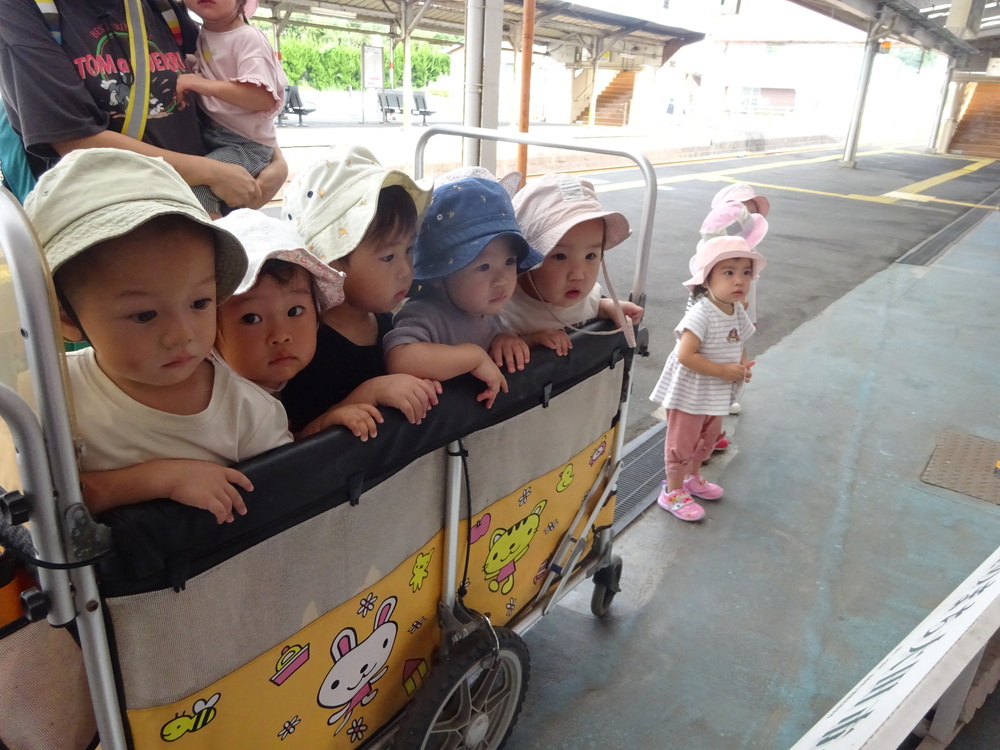 神楽の旗を見ている子どもたち