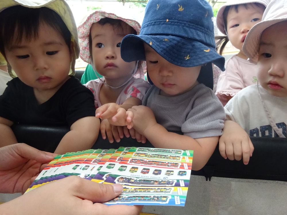 シールをプレゼントしてもらった子ども