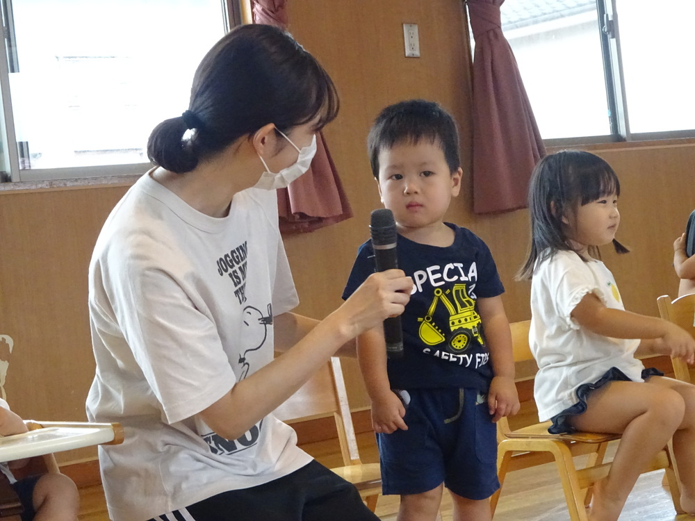 誕生会に参加する子ども (1)