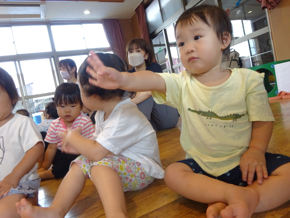 誕生会に参加する子ども (2)